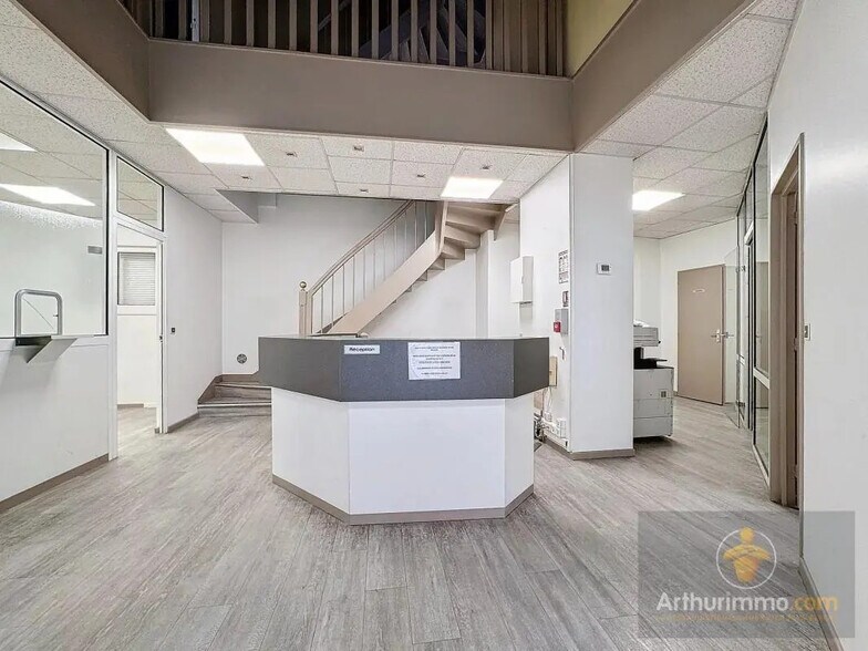 Retail in Bourgoin-Jallieu for sale - Interior Photo - Image 2 of 11