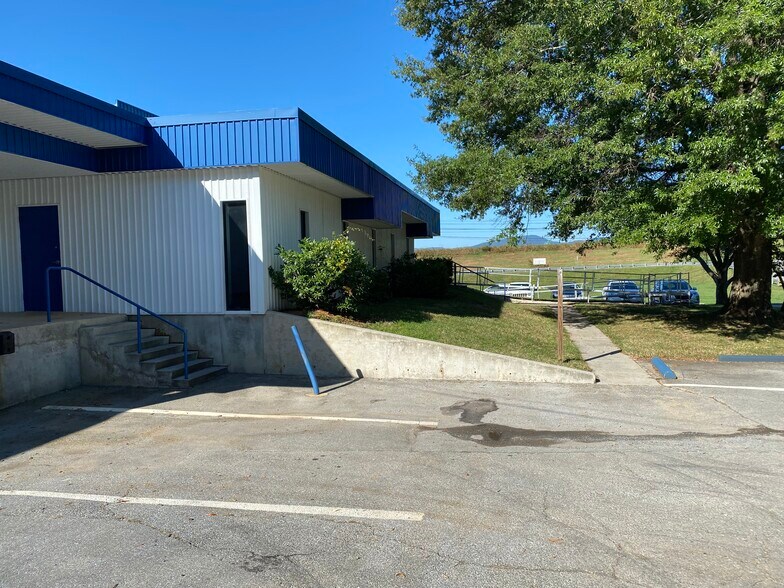 5119 Hollins Rd, Roanoke, VA 24019 Stand Alone OfficeIndustrial