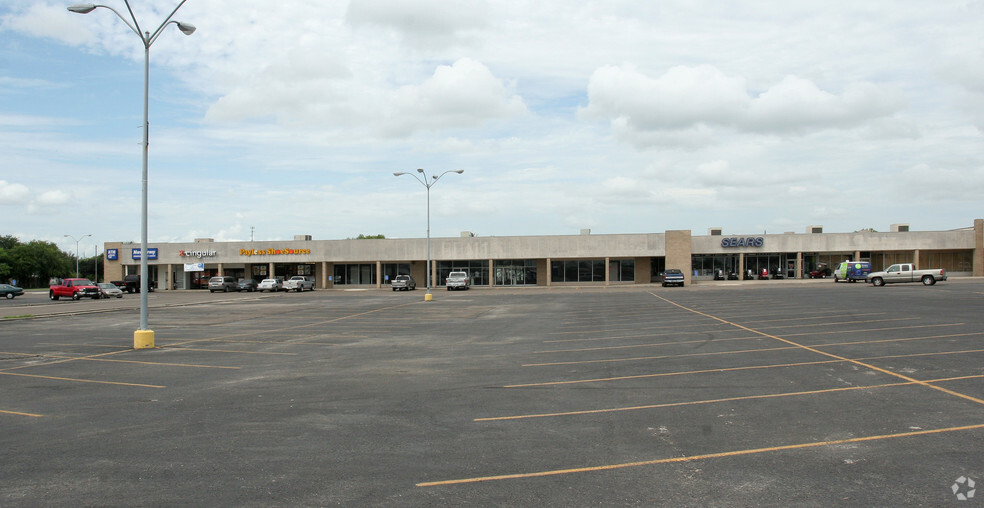 2003 N Saint Marys St, Beeville, TX for lease - Building Photo - Image 3 of 4