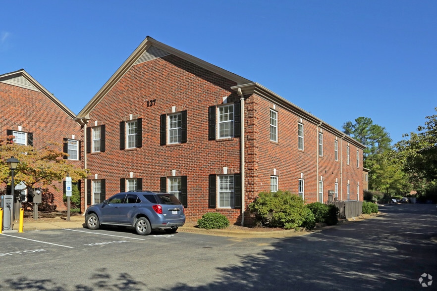 127 Kingston Dr, Chapel Hill, NC for lease - Primary Photo - Image 2 of 13