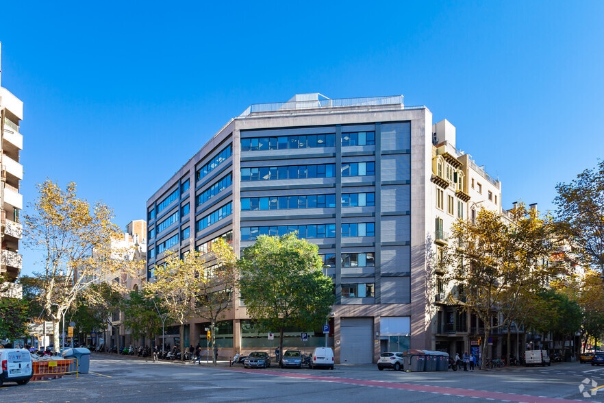 Office in Barcelona, Barcelona for lease - Building Photo - Image 2 of 2