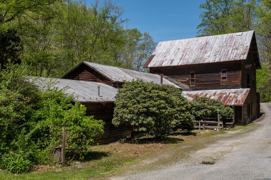 318 Elkin Creek Mill Rd, Elkin, NC for sale - Building Photo - Image 2 of 36