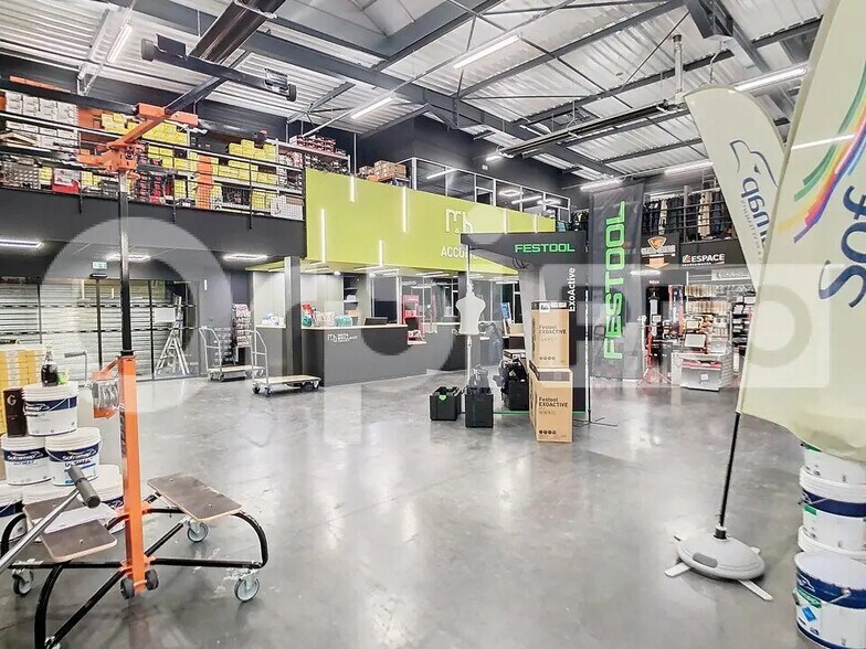 Retail in Villefranche-sur-Saône for lease - Interior Photo - Image 2 of 5