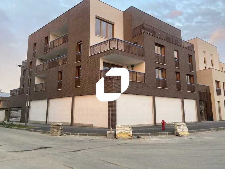 Retail in SAINT CYR L ECOLE for sale - Building Photo - Image 1 of 2