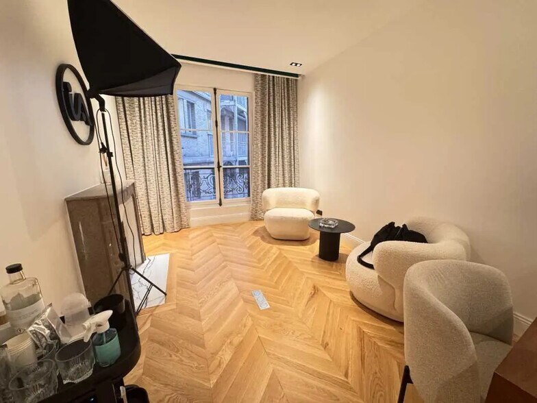 Office in Paris for sale - Interior Photo - Image 3 of 7