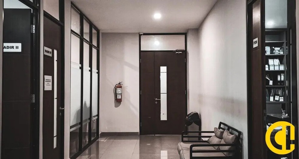 Office in Sainte-Foy-lès-Lyon for lease - Lobby - Image 1 of 4