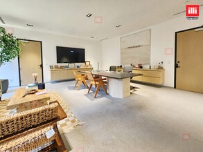 5121 Van Nuys Blvd, Sherman Oaks, CA for lease Interior Photo- Image 1 of 3