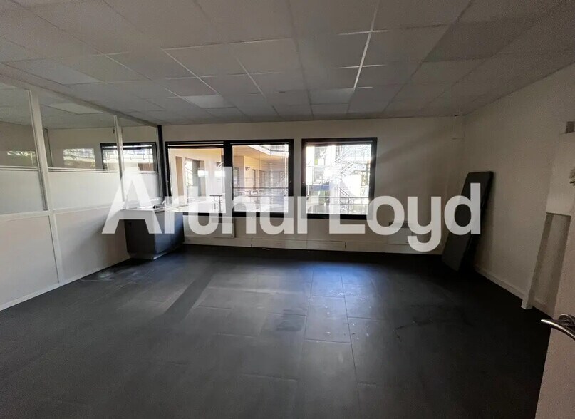 Office in Caen for lease - Interior Photo - Image 3 of 4