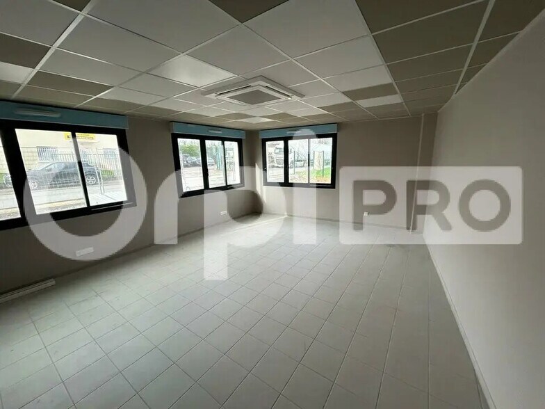 Office in Ormoy for lease - Interior Photo - Image 2 of 5