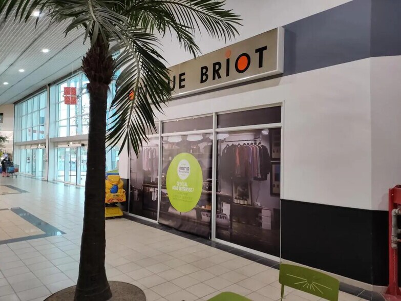 Retail in Pleine-Fougères for lease - Lobby - Image 2 of 3