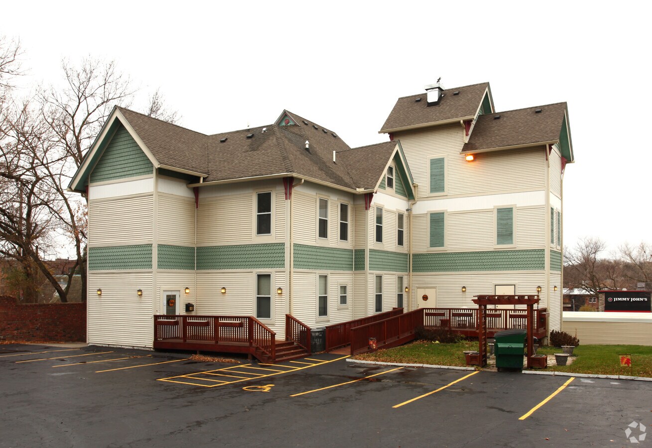 2708 Grand Ave, Des Moines, IA 50312