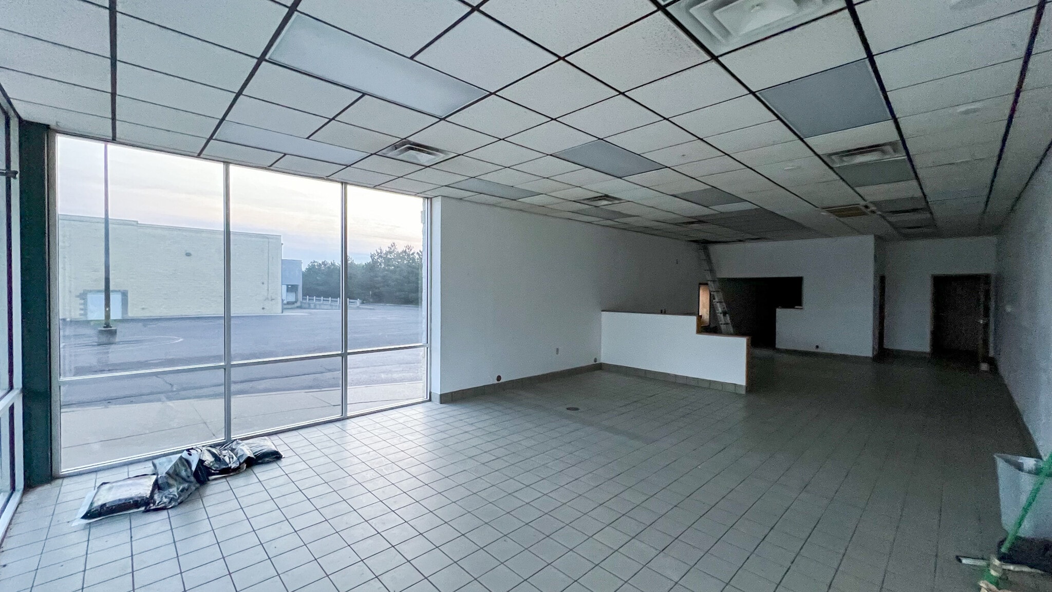 5072-5096 Corunna Rd, Flint, MI for lease Interior Photo- Image 1 of 9