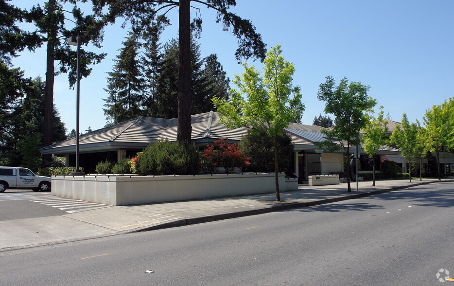 10811 Main St, Bellevue, WA for lease - Primary Photo - Image 1 of 2