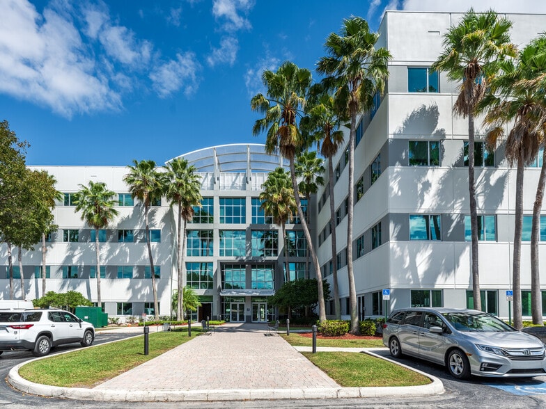 8400 NW 33rd St, Doral, FL for lease - Building Photo - Image 3 of 8
