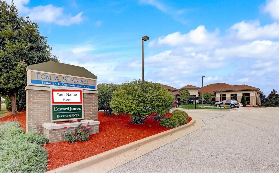 1020 Oconomowoc Pky, Oconomowoc, WI for sale - Primary Photo - Image 1 of 1