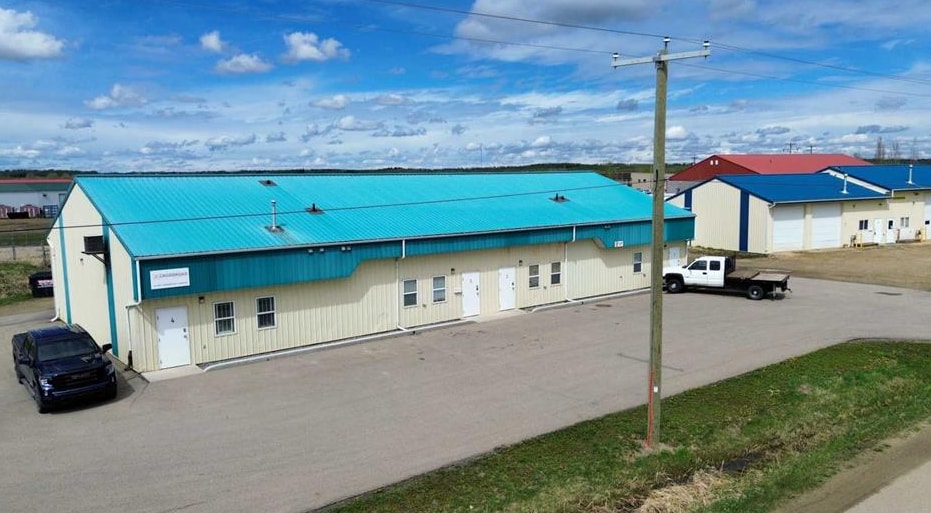 2 Sylvaire Close, Sylvan Lake, AB for sale Primary Photo- Image 1 of 1