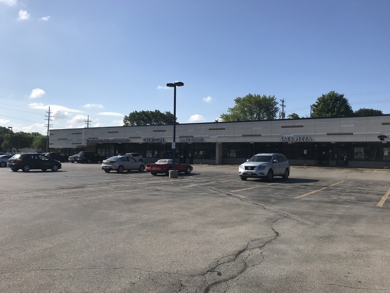 811-830 W Moreland Blvd, Waukesha, WI for lease - Building Photo - Image 1 of 7