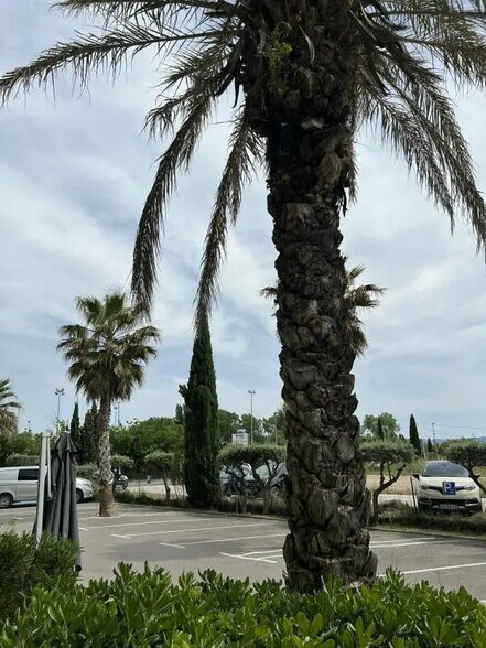 Retail in Éguilles for lease - Building Photo - Image 2 of 3