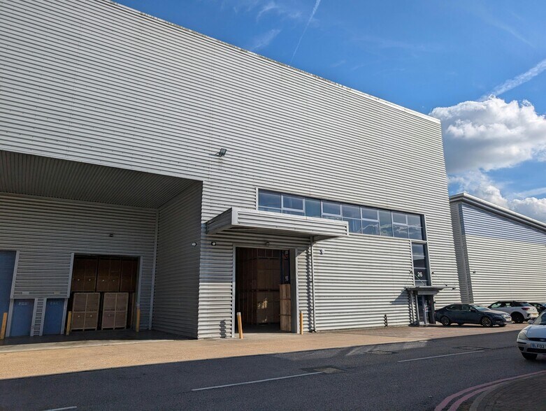 Avro Way, Weybridge for lease - Building Photo - Image 3 of 6