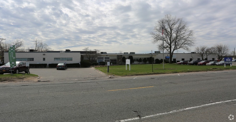 325 Duffy Ave, Hicksville, NY 11801