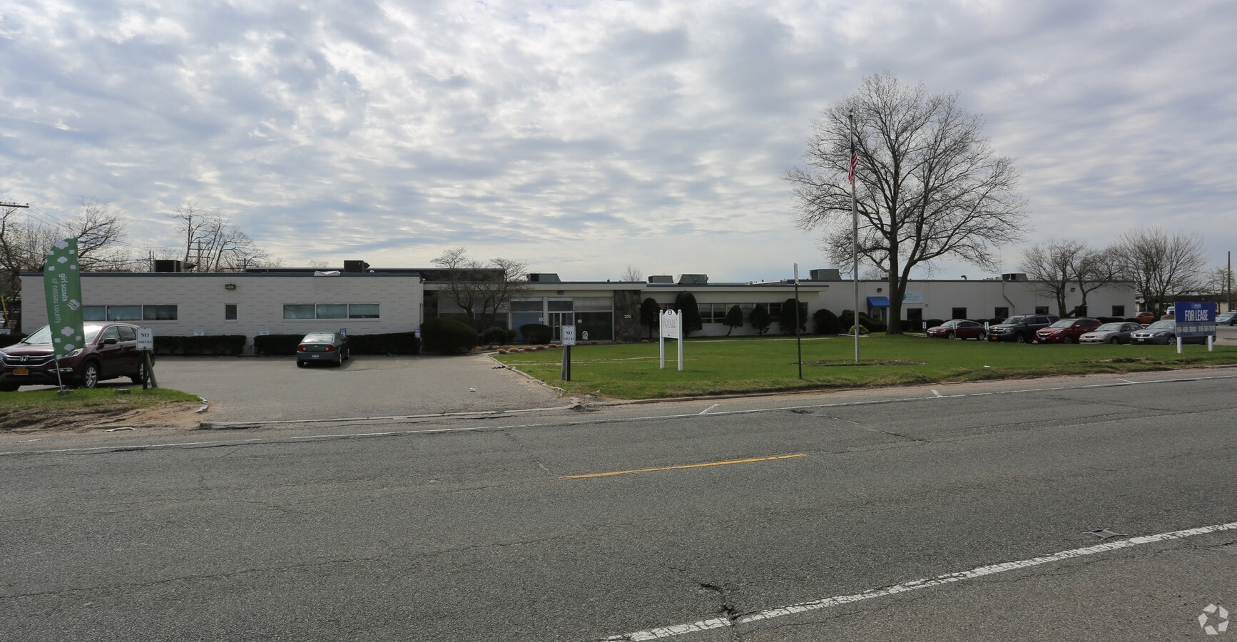 325 Duffy Ave, Hicksville, NY 11801