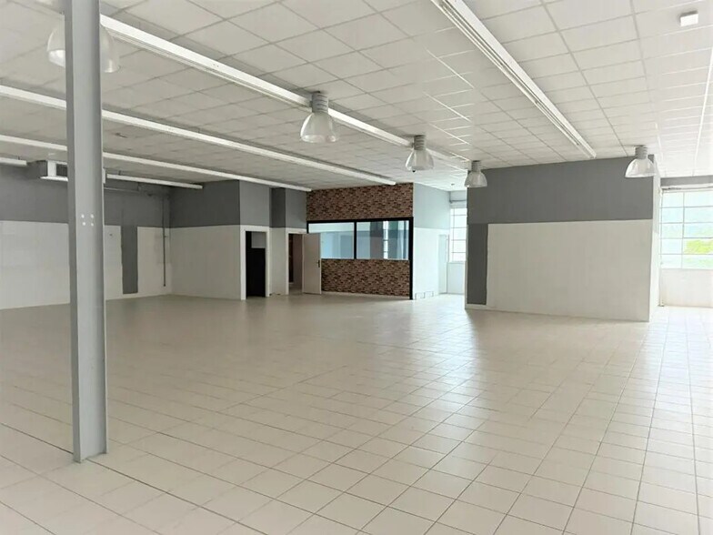 Retail in Besançon for lease - Interior Photo - Image 3 of 5