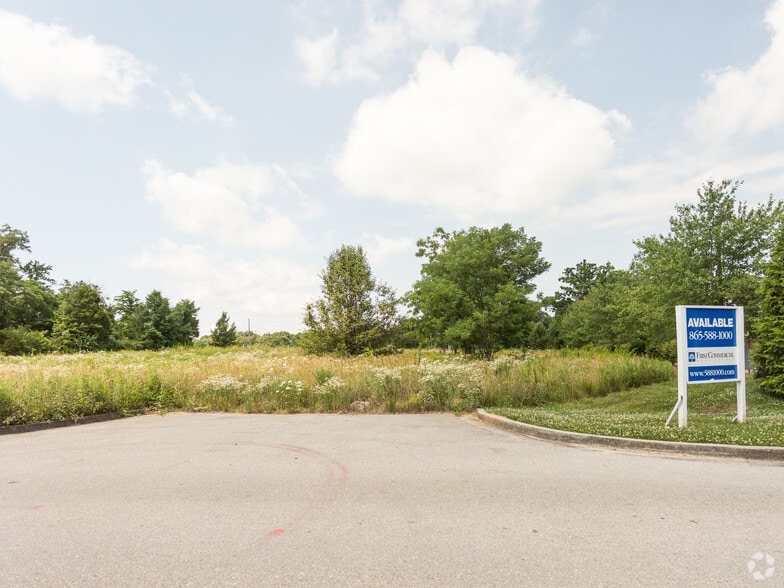 516 N Campbell Station Rd, Knoxville, TN 37934