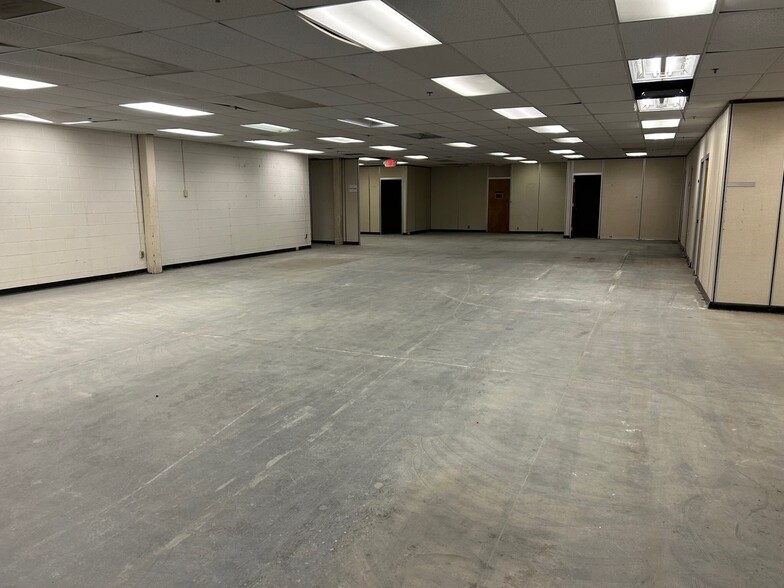 627 S Cottage St, Independence, MO for lease - Interior Photo - Image 2 of 4