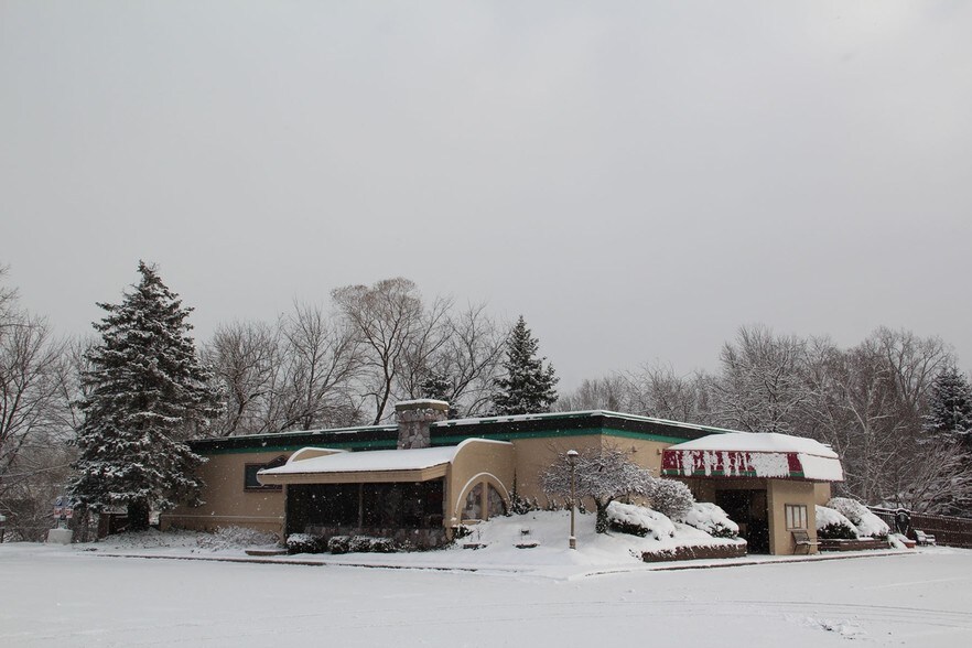 715 S Kalamazoo St, Paw Paw, MI for sale - Primary Photo - Image 1 of 1