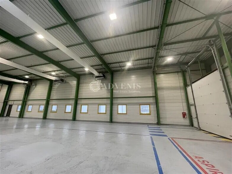 Flex in Le Mesnil-Amelot for lease - Interior Photo - Image 2 of 8