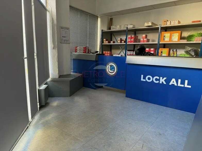 Retail in Nice for lease - Interior Photo - Image 3 of 12