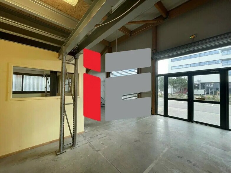 Retail in Lorient for lease - Interior Photo - Image 1 of 9