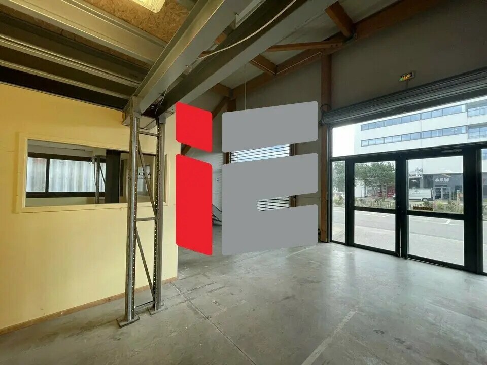 Retail in Lorient for lease Interior Photo- Image 1 of 10