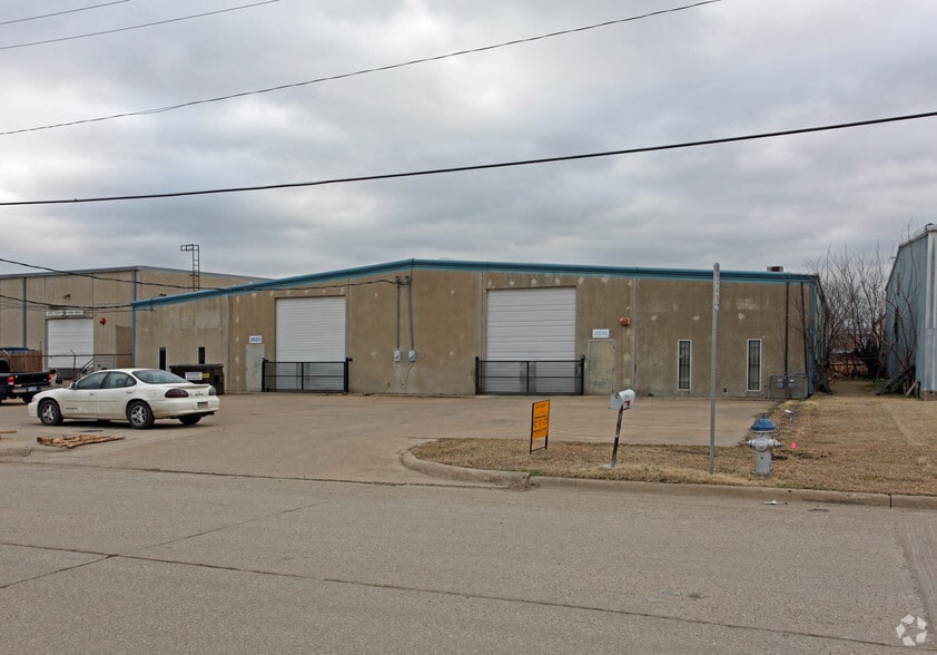 2616-2620 Sea Harbor Rd, Dallas, TX for lease - Primary Photo - Image 2 of 22