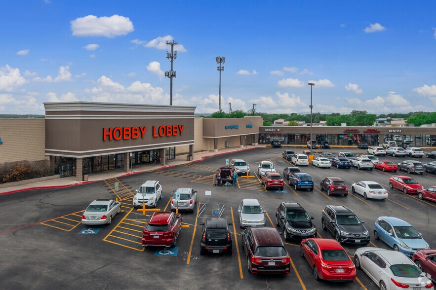 7012-7084 Bandera Rd, San Antonio, TX for lease - Primary Photo - Image 1 of 10