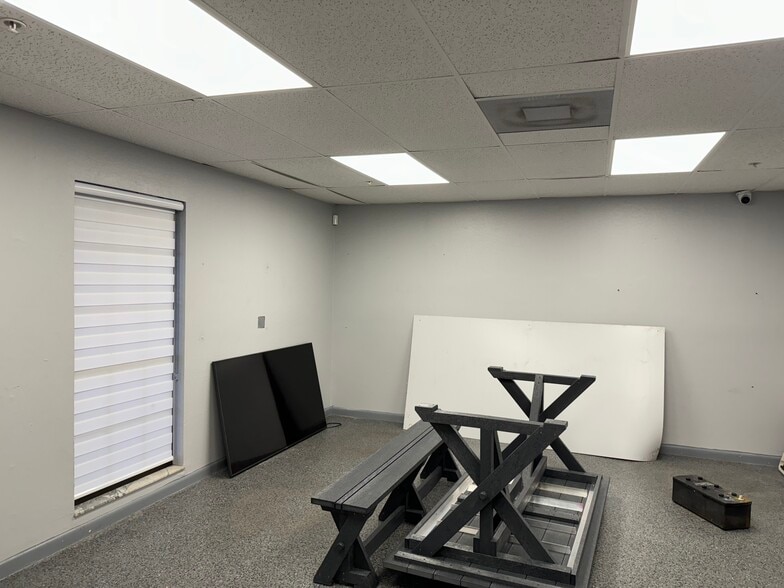 921 SE 15th Ave, Cape Coral, FL for sale - Interior Photo - Image 2 of 17