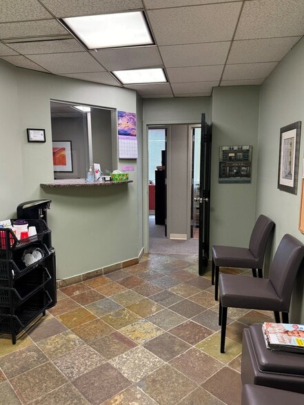 2551 N Clark St, Chicago, IL for lease - Interior Photo - Image 2 of 14