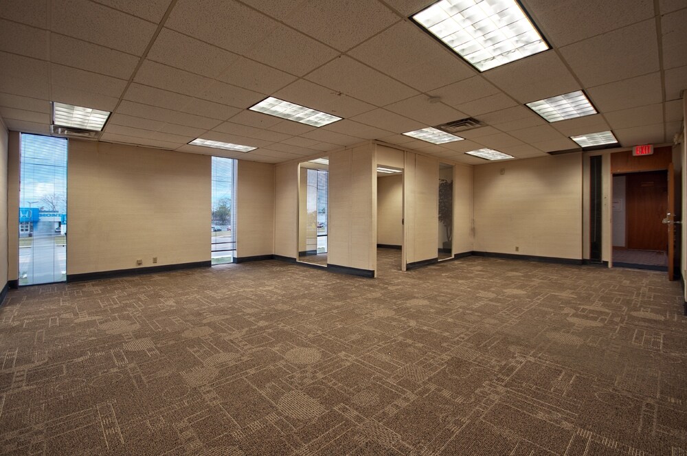 500 N Nappanee St, Elkhart, IN for sale Interior Photo- Image 1 of 1