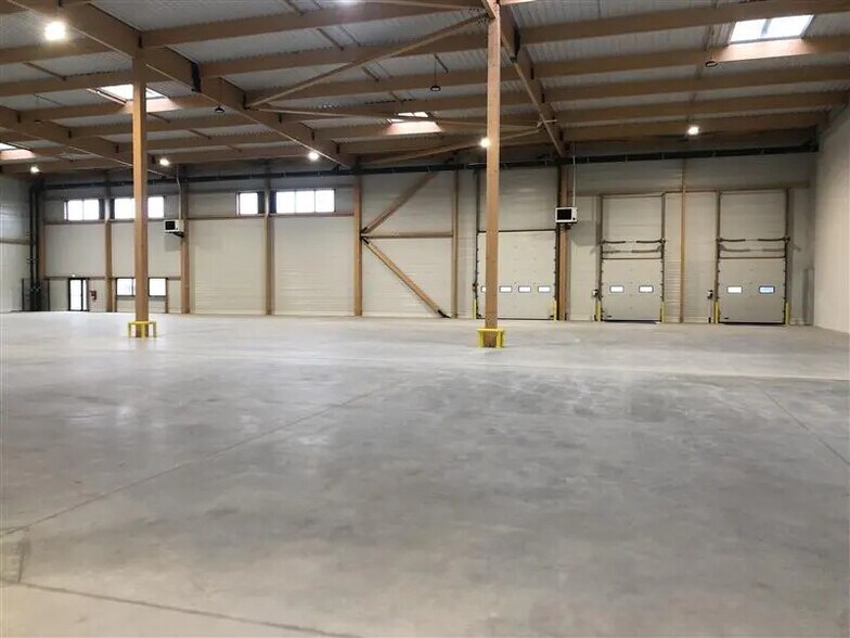 Industrial in Louvres for lease - Interior Photo - Image 3 of 12