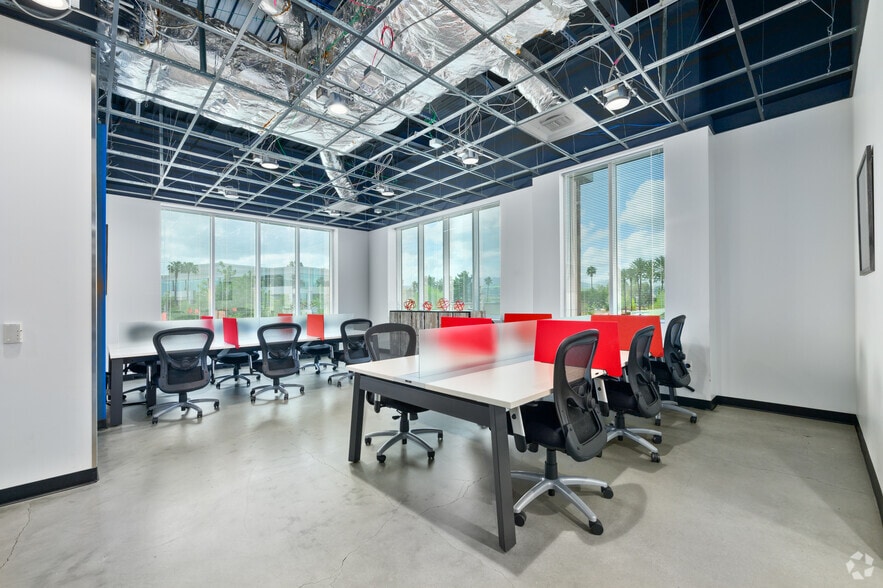 473 E Carnegie Ln, San Bernardino, CA for lease - Interior Photo - Image 3 of 36