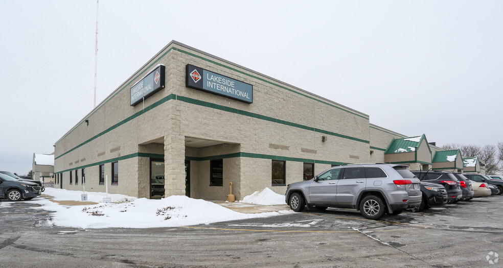 6510 Aurora Rd, West Bend, WI for lease - Building Photo - Image 1 of 3