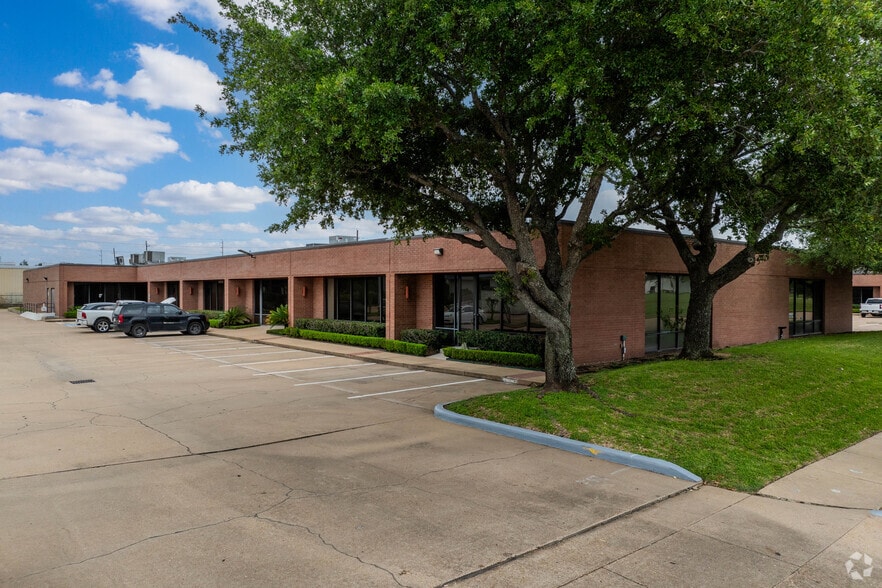 10435 Greenbough Dr, Stafford, TX for lease - Building Photo - Image 2 of 12