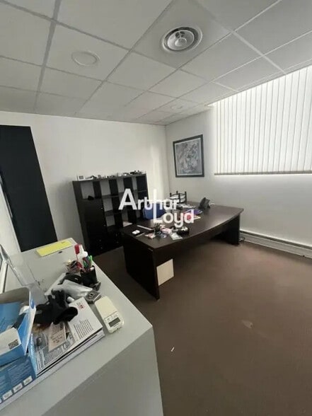 Flex in Antibes for lease - Interior Photo - Image 3 of 7