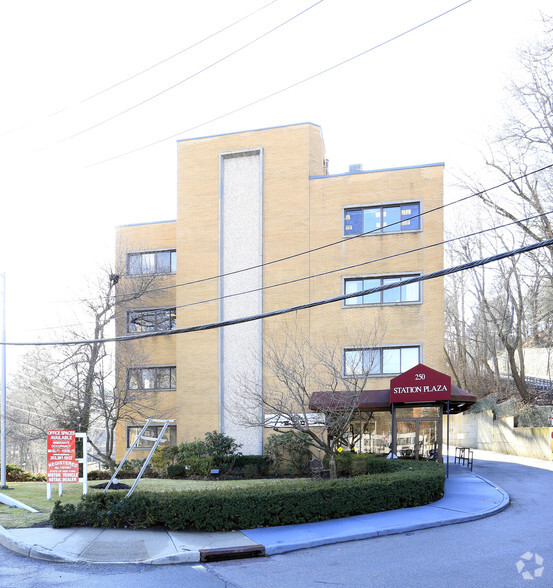 250 E Hartsdale Ave, Hartsdale, NY for lease - Building Photo - Image 1 of 9