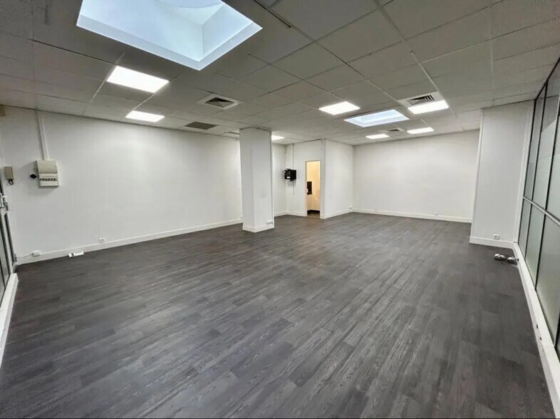 Office in Paris for lease - Building Photo - Image 3 of 6