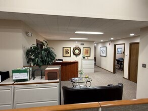 475 W Terra Cotta Ave, Crystal Lake, IL for lease Interior Photo- Image 1 of 17