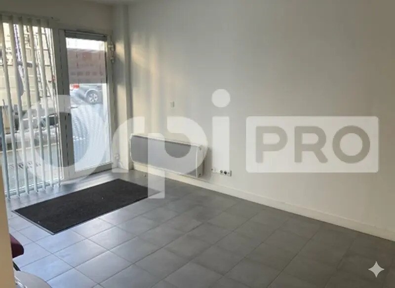 Office in La Rochelle for lease Interior Photo- Image 1 of 3
