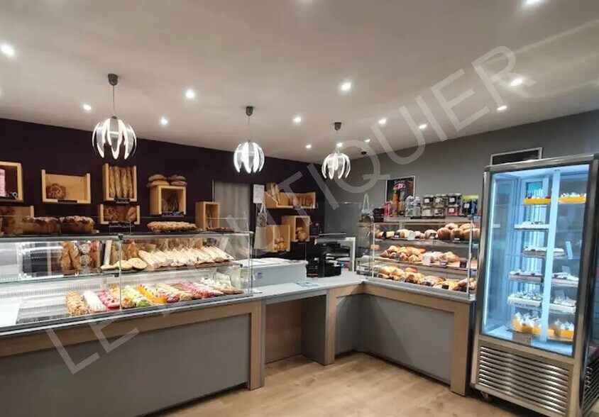 Retail in Franois for sale - Building Photo - Image 2 of 4