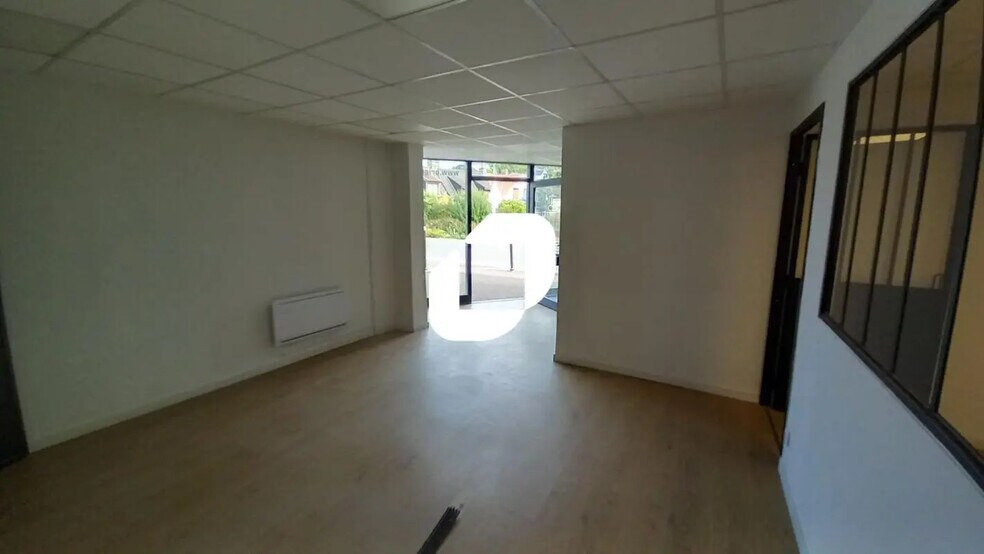 Retail in VILLENEUVE-D'ASCQ for lease - Interior Photo - Image 2 of 7