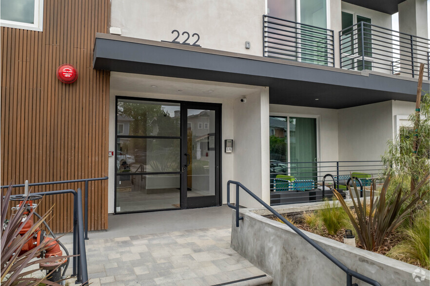 222 N Manhattan Pl, Los Angeles, CA for sale - Building Photo - Image 2 of 7